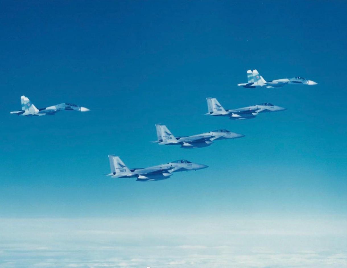 SU-27与F-15编队飞行，90年代俄军与美军的交流活动。