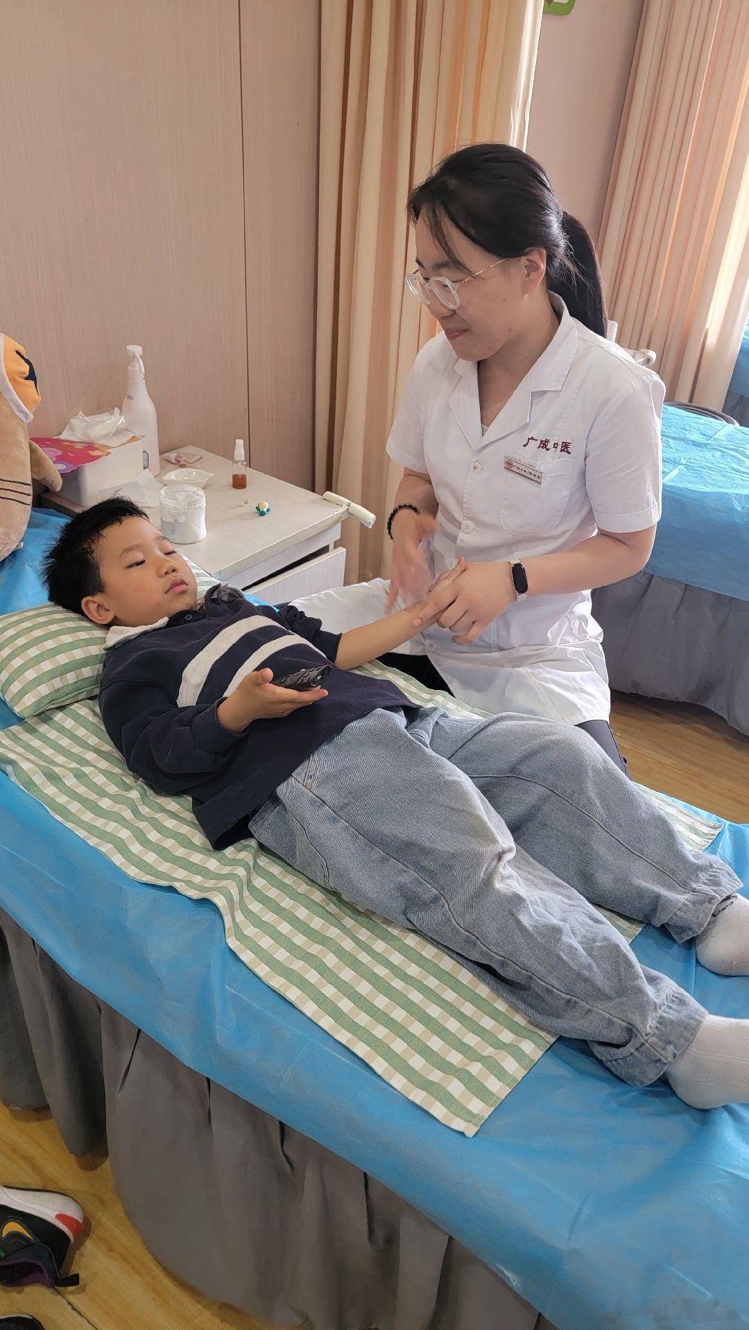 中医儿推揉腹，就是给脾胃松土。把中焦这块枢轴松动开，让它转起来。气机一通，吃得进