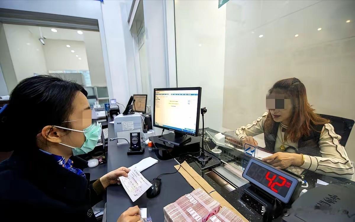 内蒙古朱女士将75万元存入银行，柜员孟某却趁机将她和其他11名储户的资金合计22