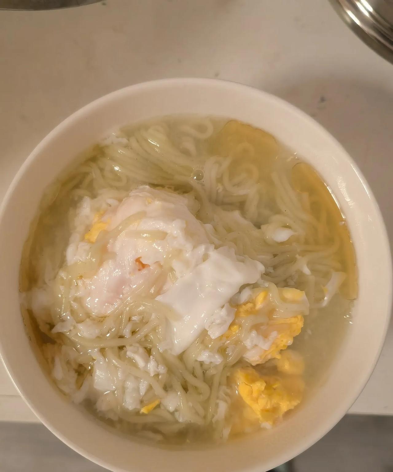 本人去年底胃镜检查出萎缩性胃炎和反流性食管炎，通过药物治疗和食疗，反酸烧心打嗝症