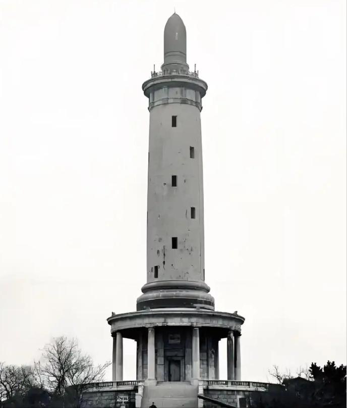 太蹊跷了！大连旅顺一座老塔刚传出要拆，日本立马跳脚，开口就讨“废料”，结果地基下