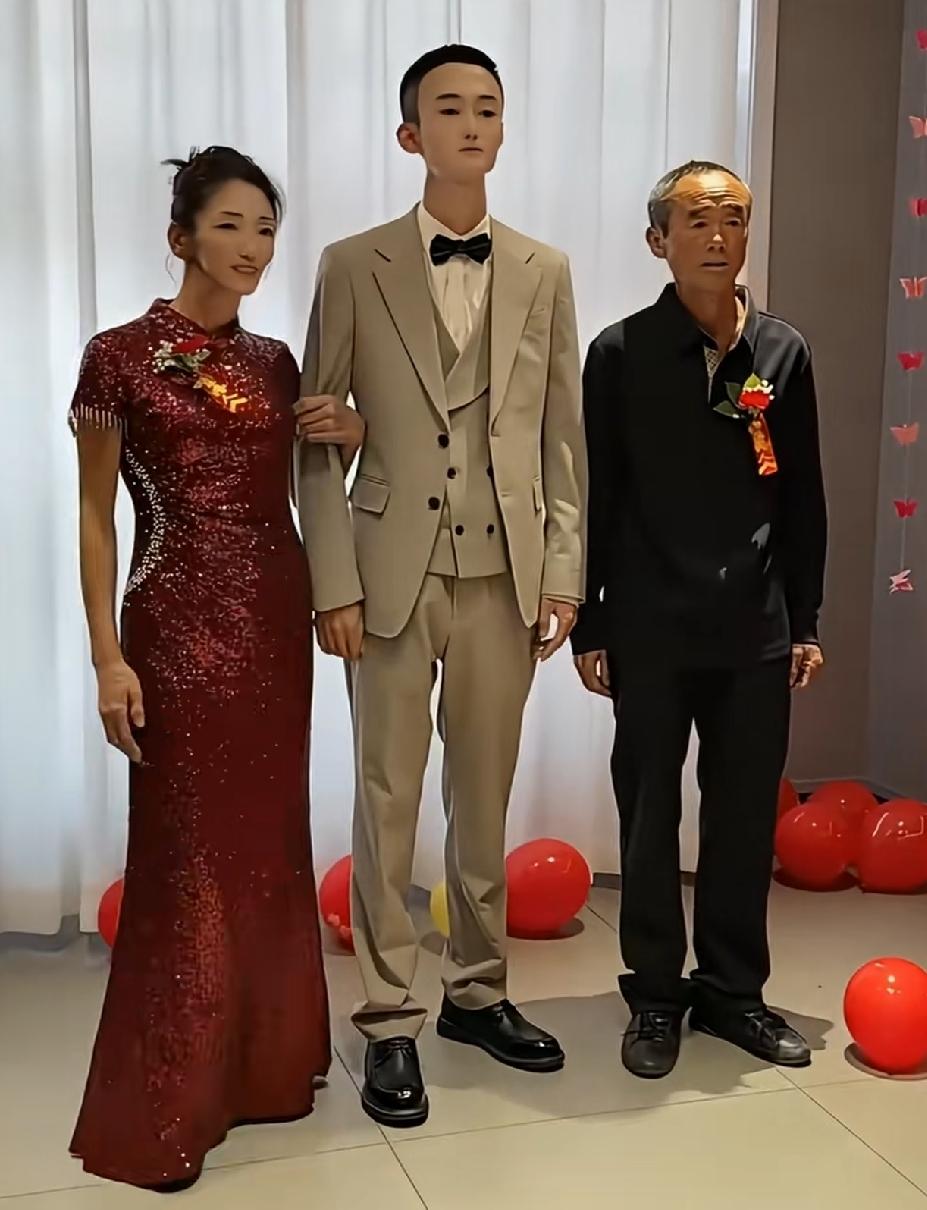 第一眼以为新郎结婚戴的面具，再仔细一看，原来是长得像妈妈。