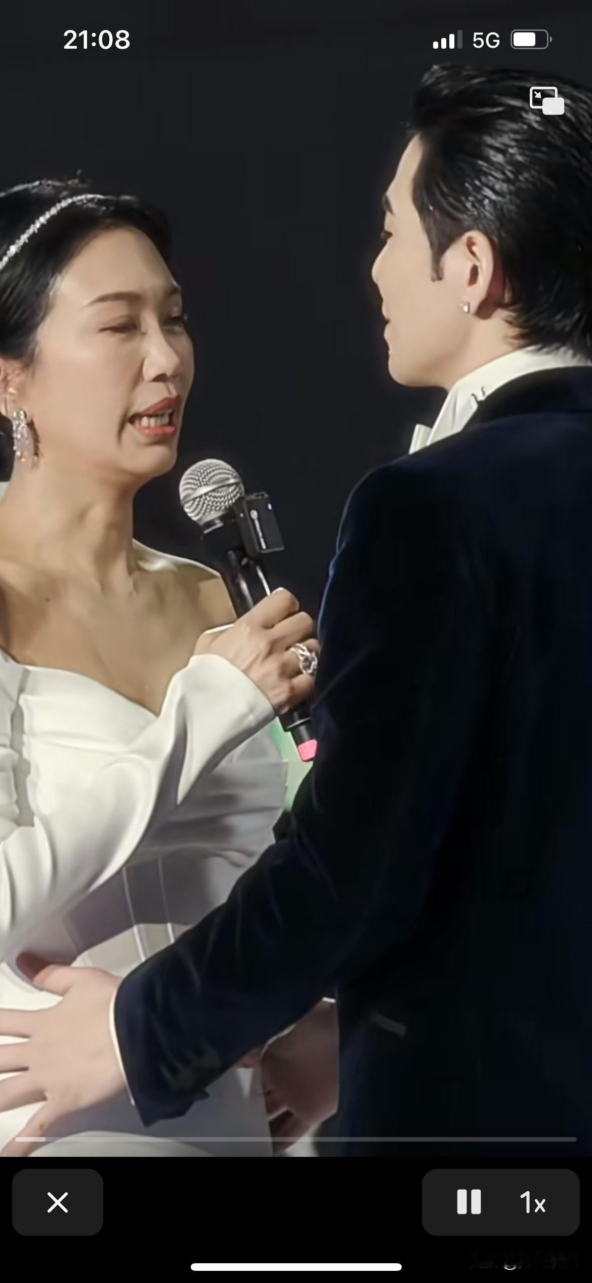 没有听错，萧敬腾老师真的爱上一个比自己大14岁的女人，这是一个什么感觉，就是姐弟