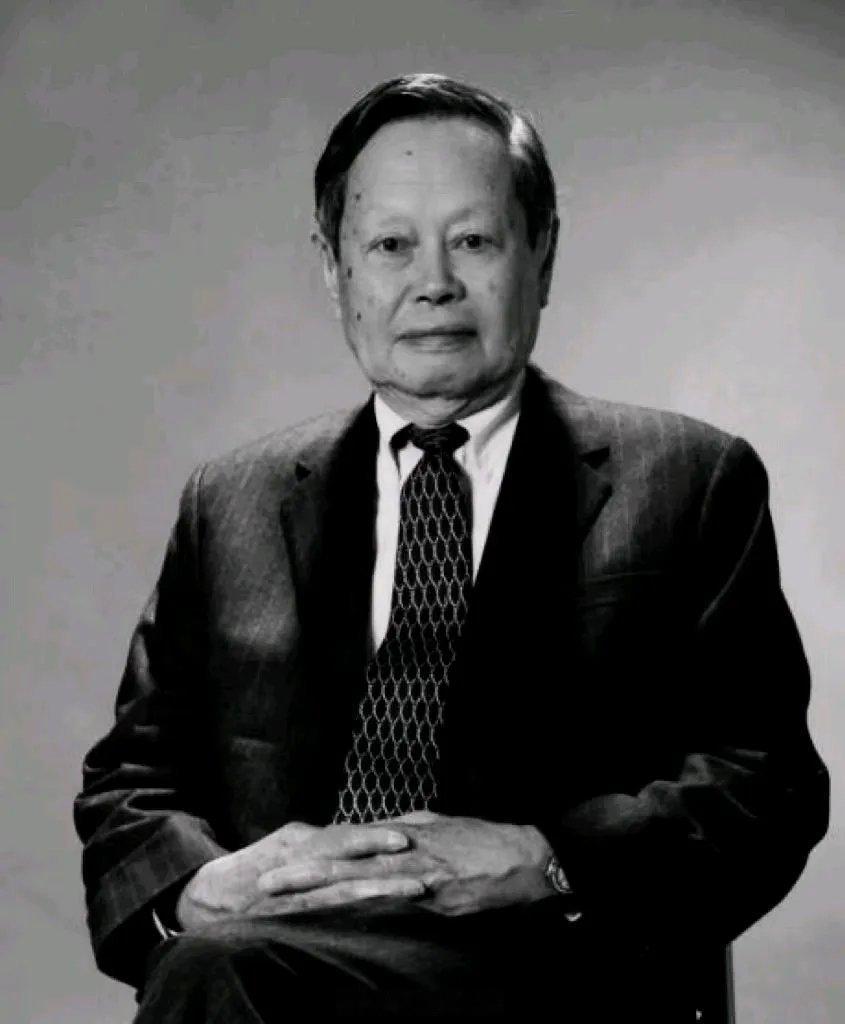 引用一句话:有可能在未来数百年，杨振宁都可能是后人教科书上最后的一位物理学泰斗