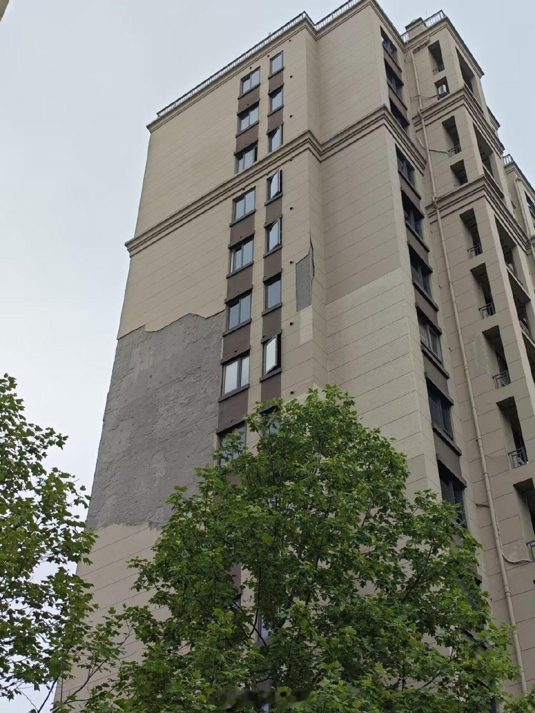 宁波曙院里小区外墙脱落一年没人修4月15日甬派报道，宁波海曙区曙院里小区22幢