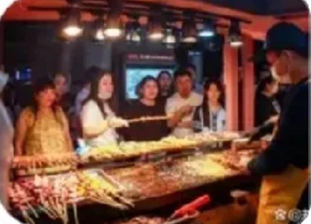 沈阳夜市18名男子吃180串炸串喝光5瓶白酒，结账时老板追出去痛哭。出事的摊