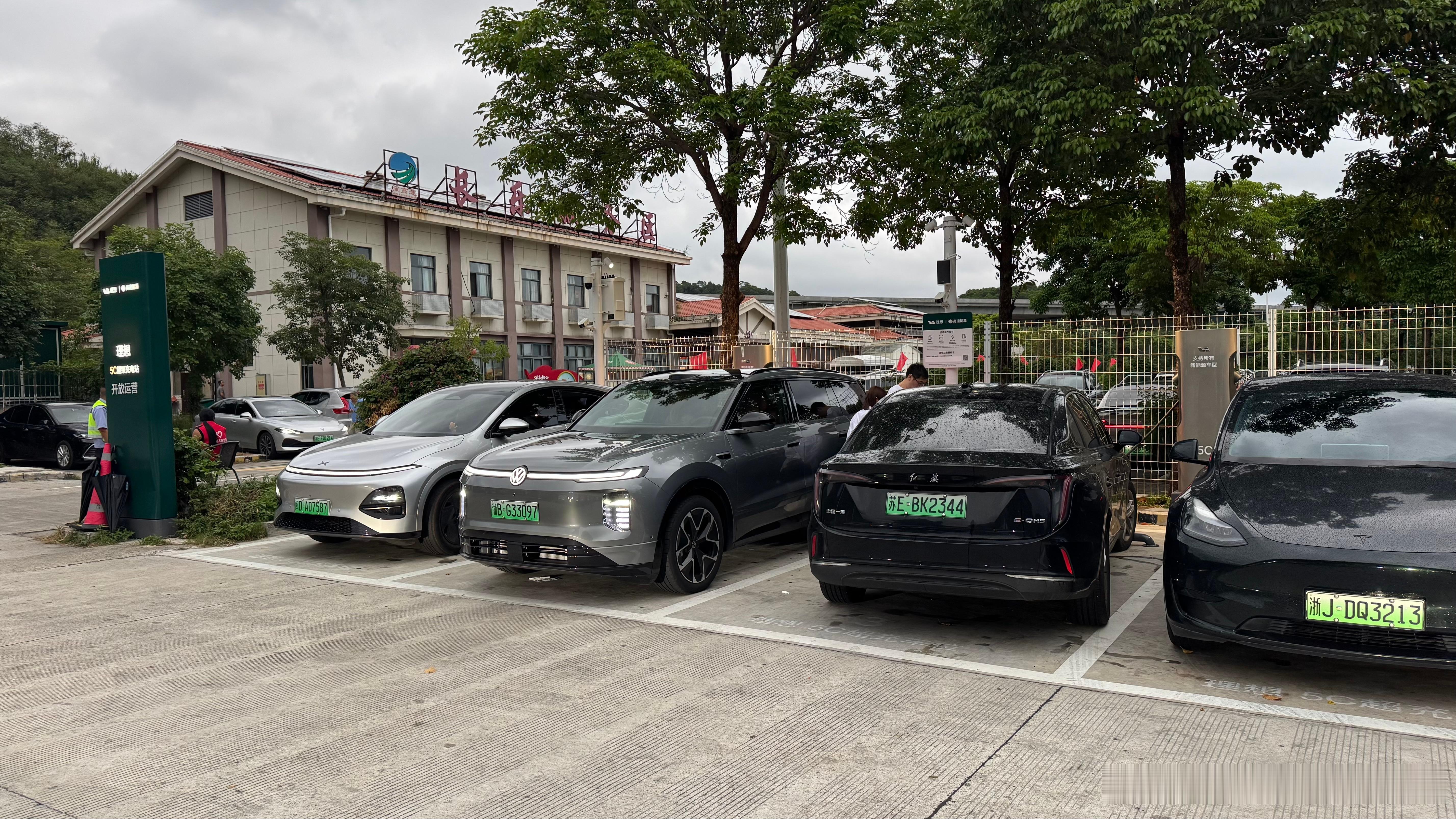 高速服务区的理想充电桩现状，除了理想的车，其他品牌的都能见到[doge]而且是不
