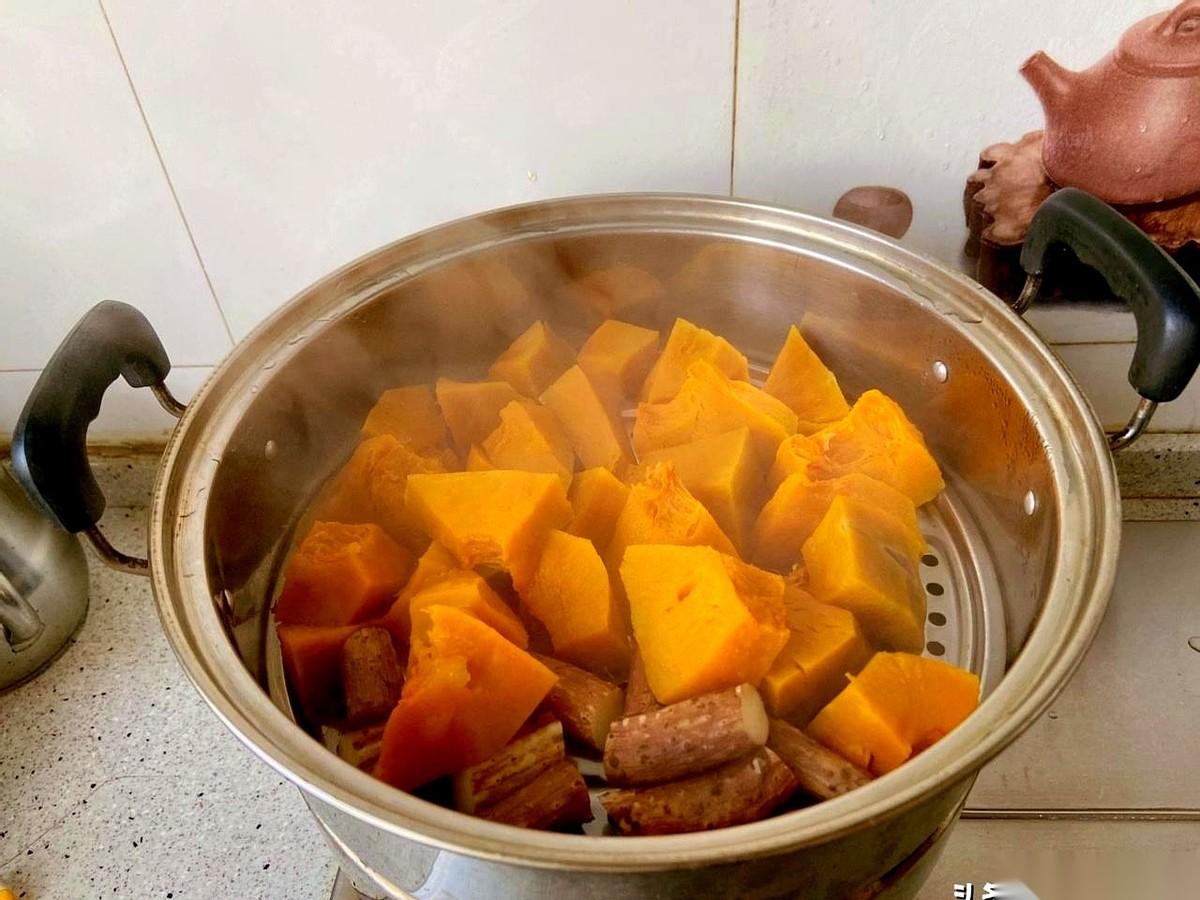 去超市买菜,我以为我眼睛花了。菠菜,11块9一斤。莴笋,7块9一斤。好家伙