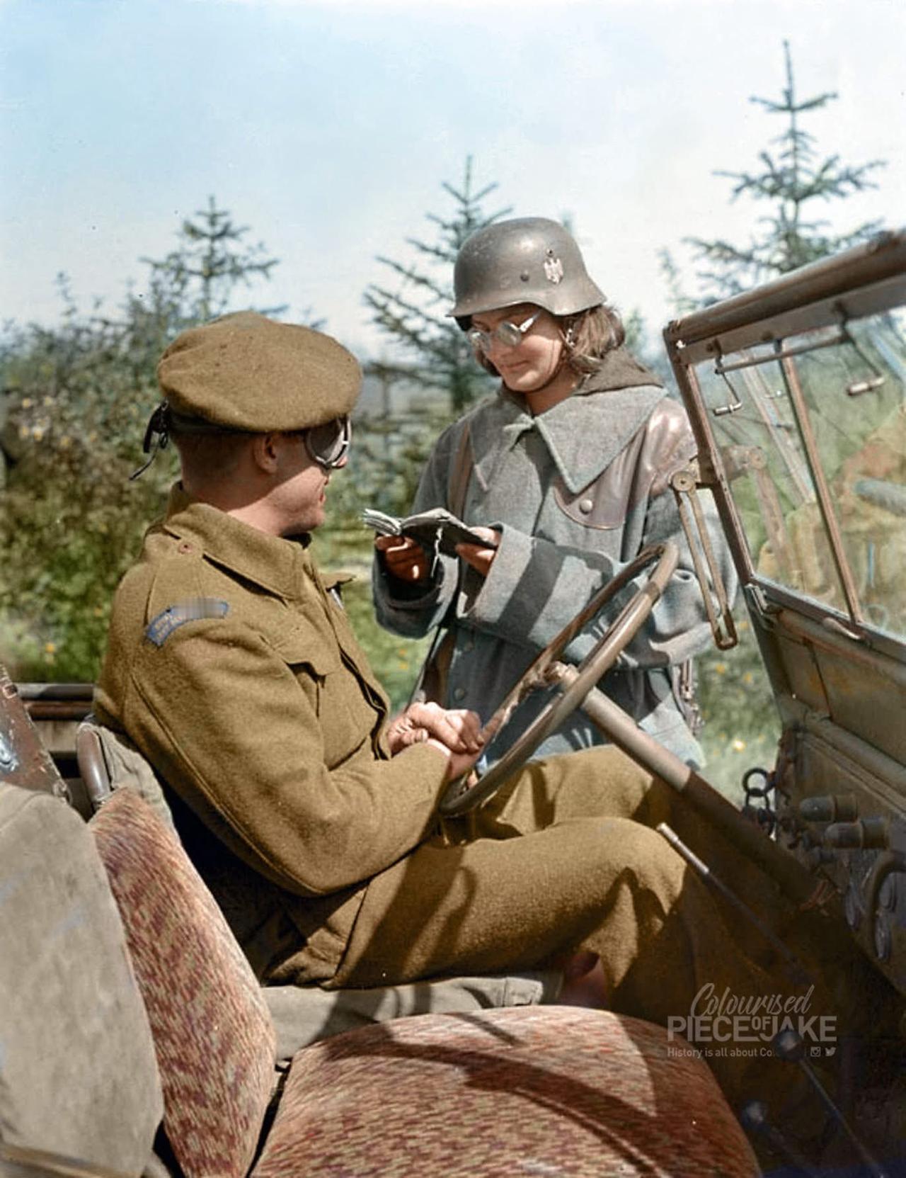 1945年5月7日，一名身着德军制服的波兰女兵正在德国哈伦北部一座关押波兰女兵的