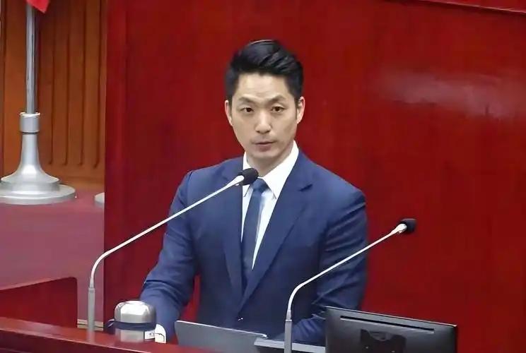 郑丽文曾当众爆料：我和蒋万安以前天天睡一起！国民党一场原本严肃的中常会，突然被郑