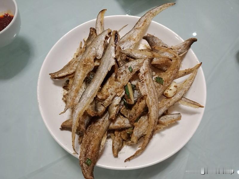 高血压病人饮食禁忌可不少。钠盐得限制，像咸菜、咸鱼这些高盐食物就别碰了，过量摄入