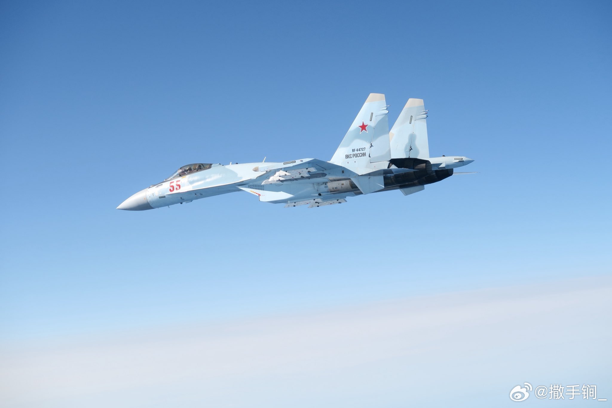 瑞典空军鹰狮战斗机昨天紧急起飞，在波罗的海空域伴飞一架俄空天军苏-35战斗机。瑞
