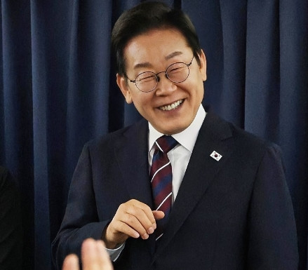 60%民众看好李在明当地时间23日，韩国民调机构发布的一份民调结果，显示李在明