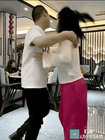 两口子干架啦！老公刚把老婆摔倒在地，正要收拾她，丈母娘回来了事发普通居民楼