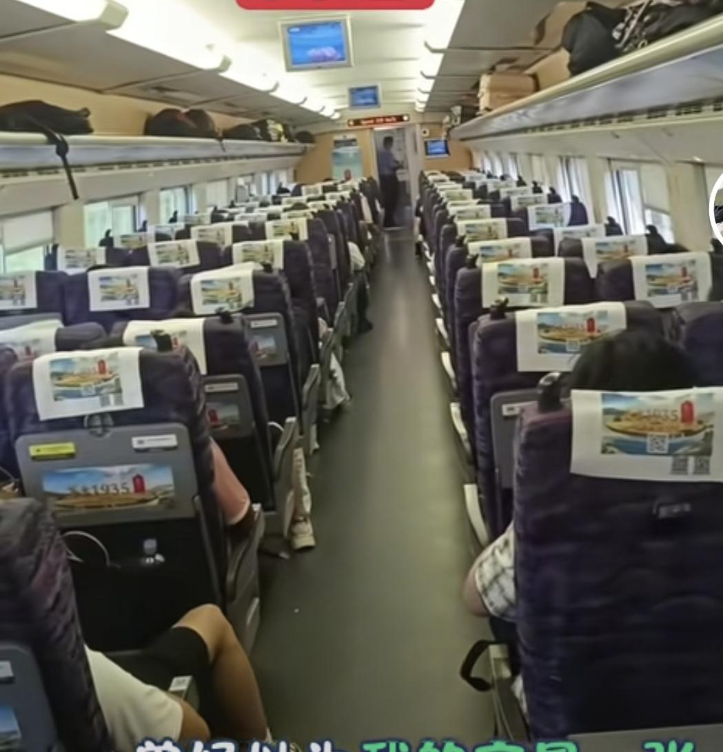 绿皮火车爆火一点都不奇怪，大家情愿坐绿皮车，也不坐高铁。学校一个老师每个周末回家