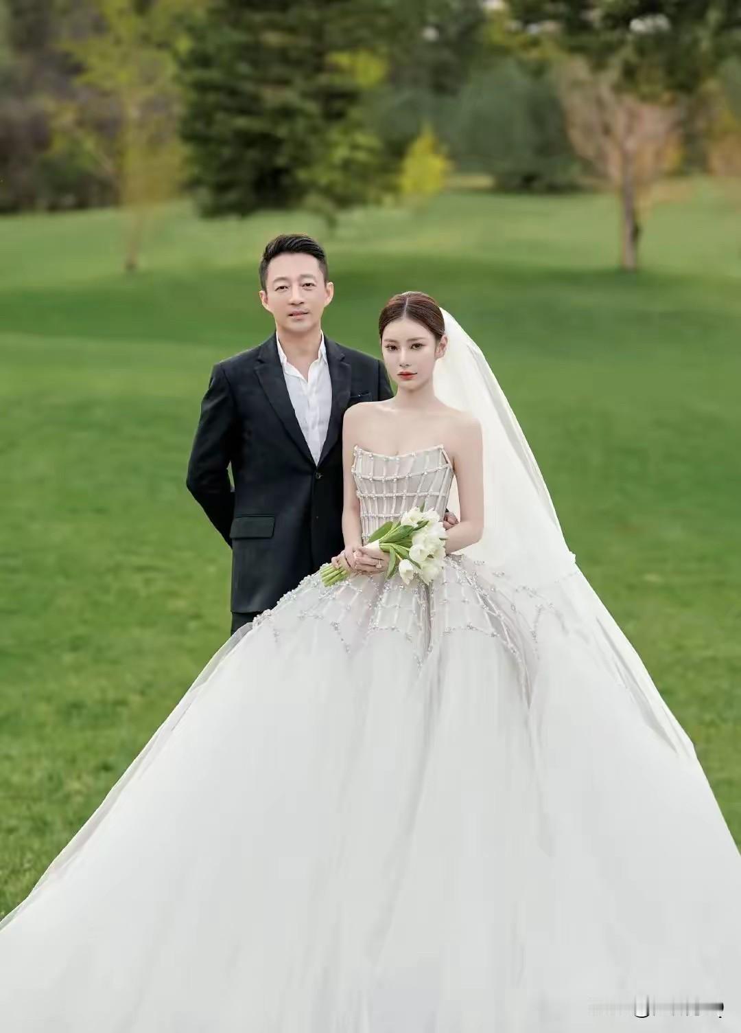 还是让汪小菲戴上眼镜吧，不然这婚纱照拍得太无神了，一点眼神聚焦都没有。不过马筱梅