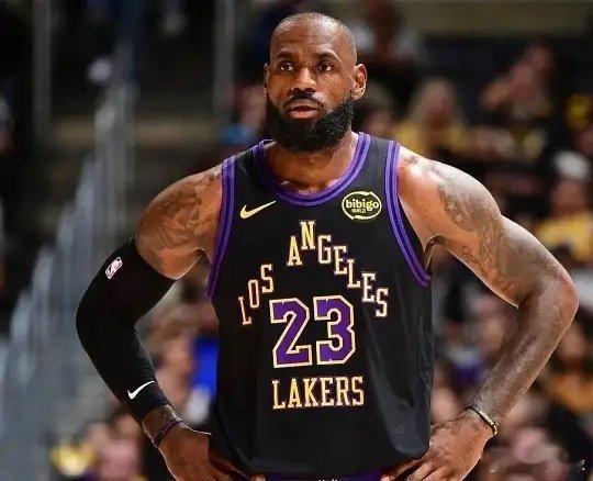 勒布朗的经纪人，里奇·保罗，刚刚扔出了一颗炸弹。直接公开建议湖人交易勒布朗。自2