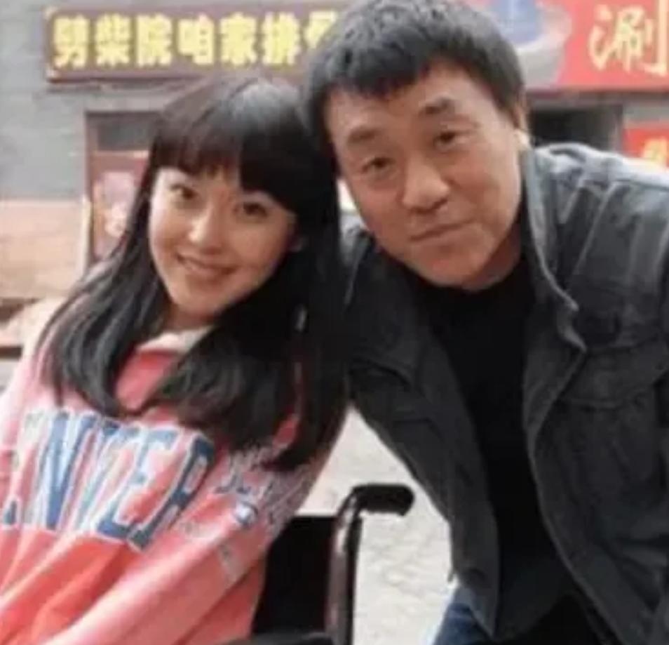 1997年北京胡同里，女同学一句玩笑话，他当真了。29岁未嫁的李海洋盯着何冰眼睛