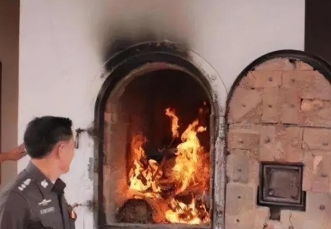 一位火葬场工作人员曾说：“人死后，一是要火化，二是火化后，不要领取骨灰，让火葬厂