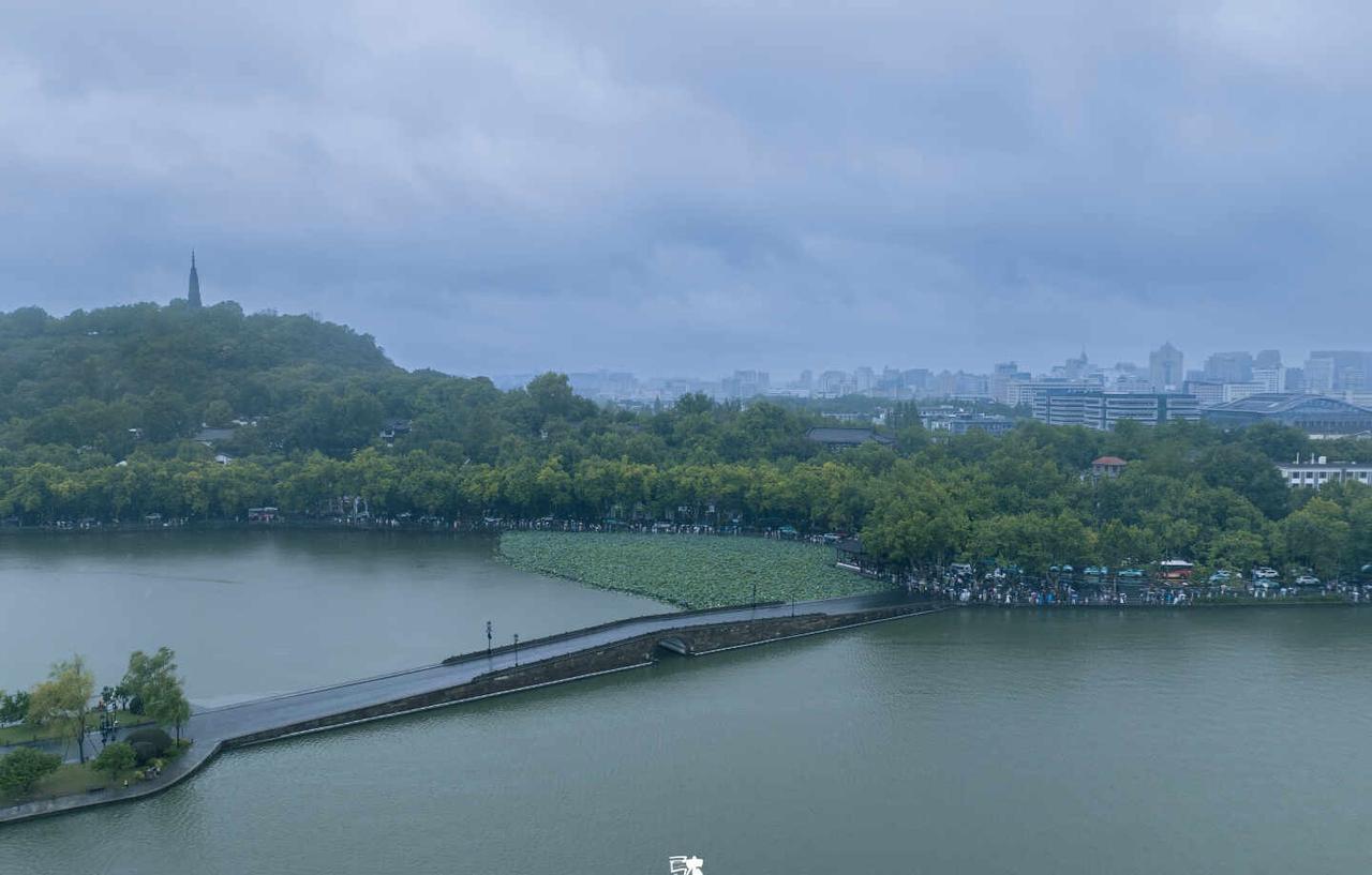白海豚过境，无人的白堤、断桥。杭州pai城市摄影西湖白堤断桥台风