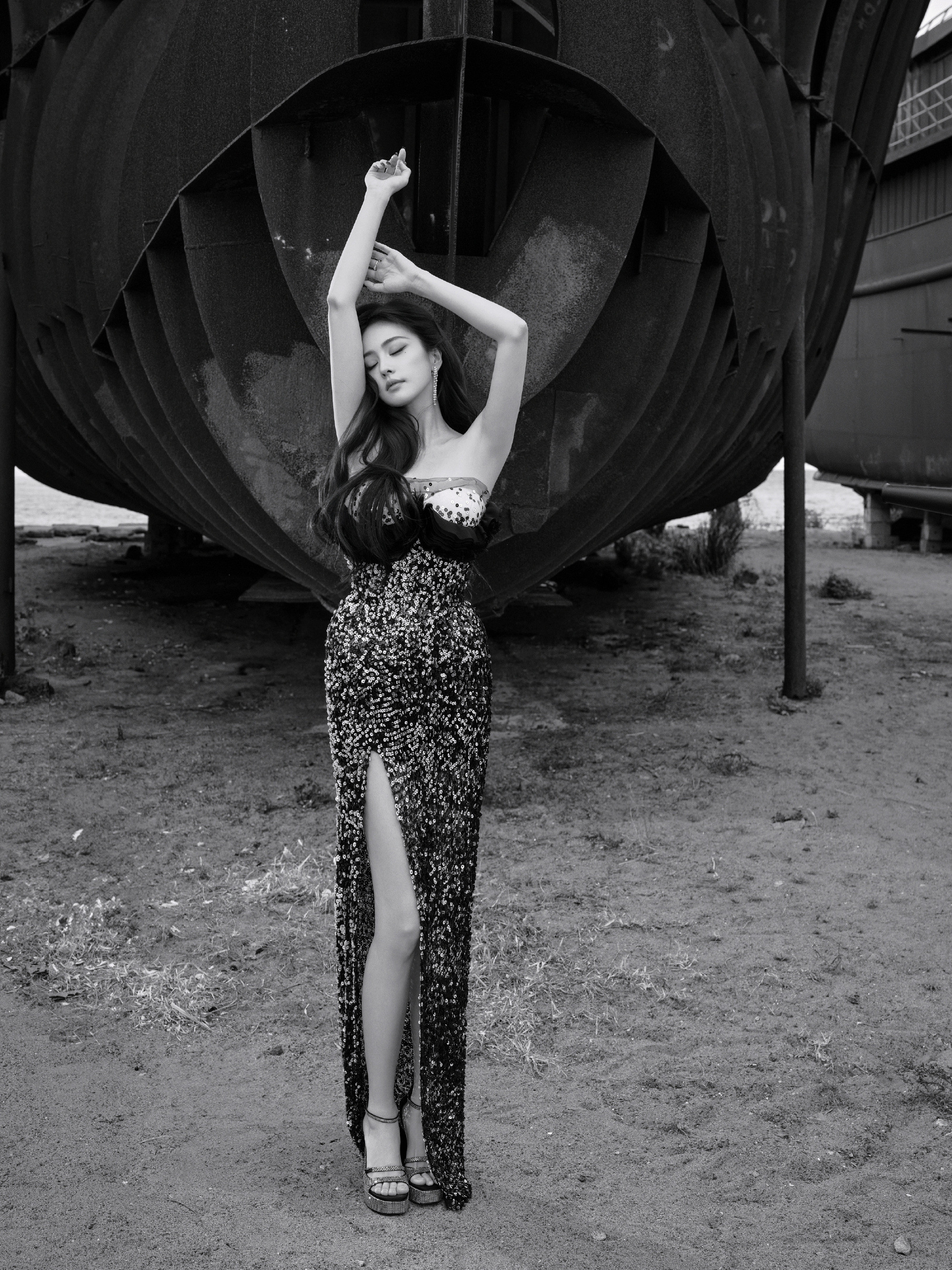 今日鹿透：白鹿星光大赏出图，抹胸星钻黑裙穿搭，流光倩影，轻盈柔美姿态。腾讯视频