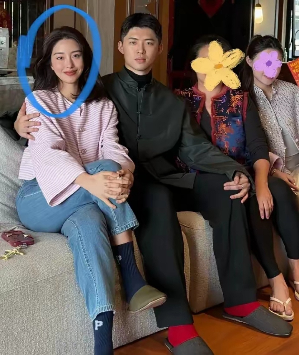 见杨采钰和老公合照，没想到长的很帅，看着很年轻身材也好