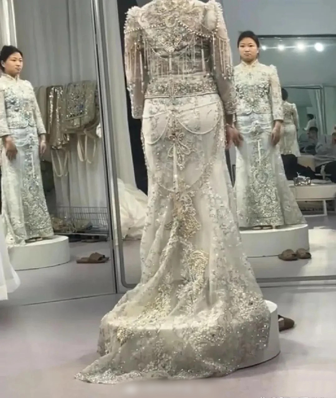 一个女生去试婚纱，结果看到成品后，当场就笑不出来了。