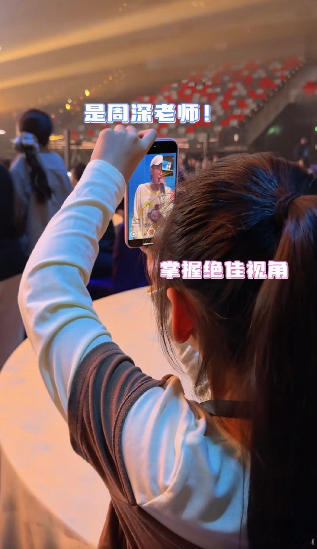 小酒窝拿到周深的签名小酒窝拿到了周深的签名小酒窝拿到周深签名，那满足的小模样，