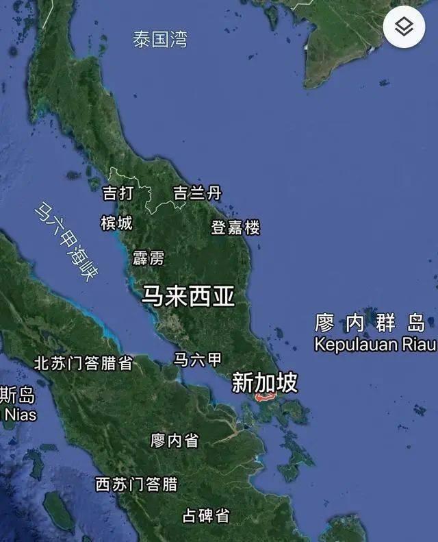 新加坡估计怎么也想不通，舒舒服服躺在马六甲海峡上收了几十年“过路费”，以为自己稳