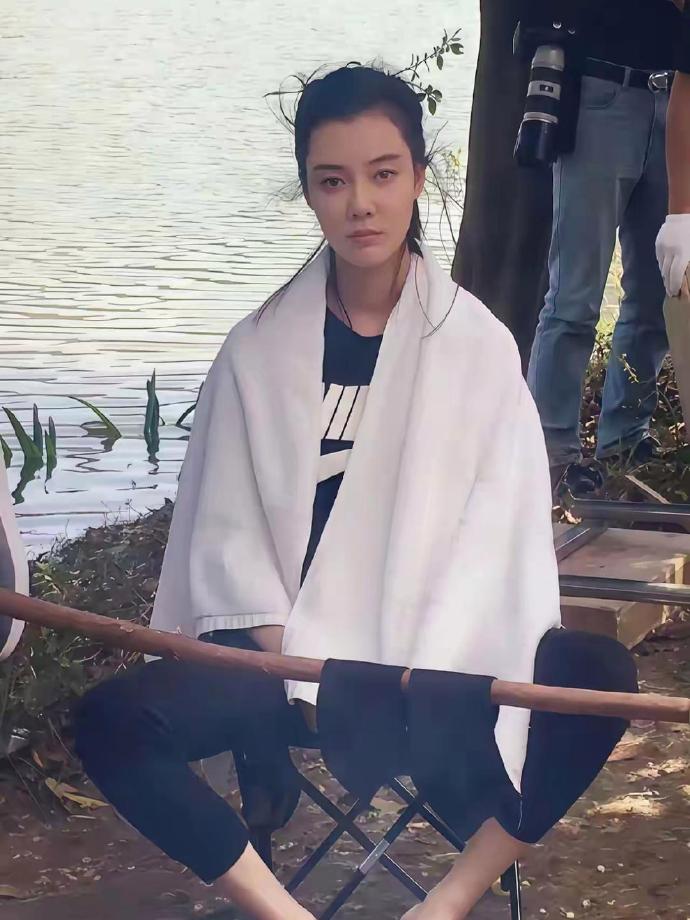 车晓的长相很大气，五官周正，看着很舒服，确实是很有辨识度的样子。怪不得山西首富也