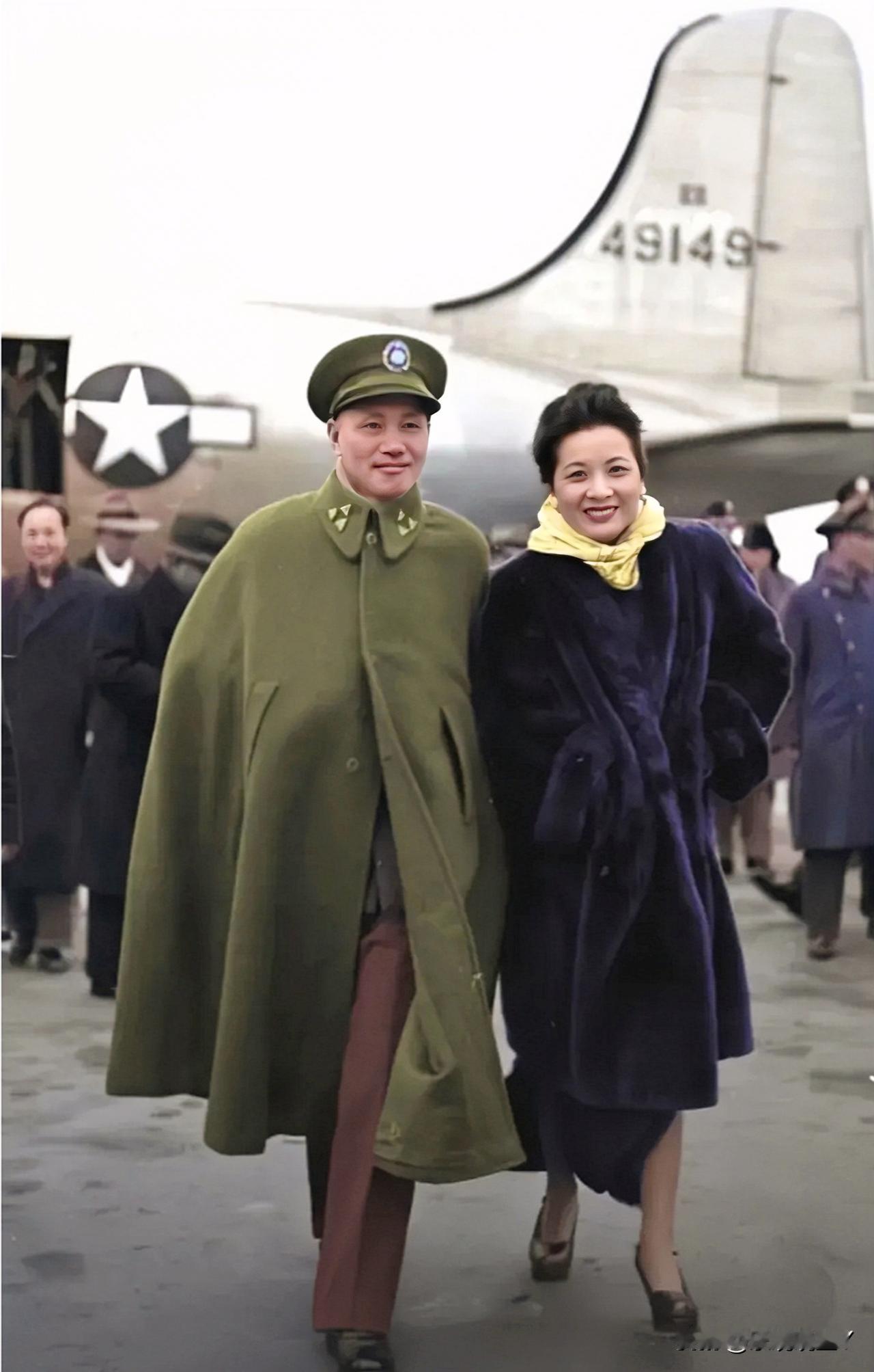 一九四七年，宋美龄乘坐专机抵达延安机场，随行记者抓拍下了这张老照片。这不是演员所