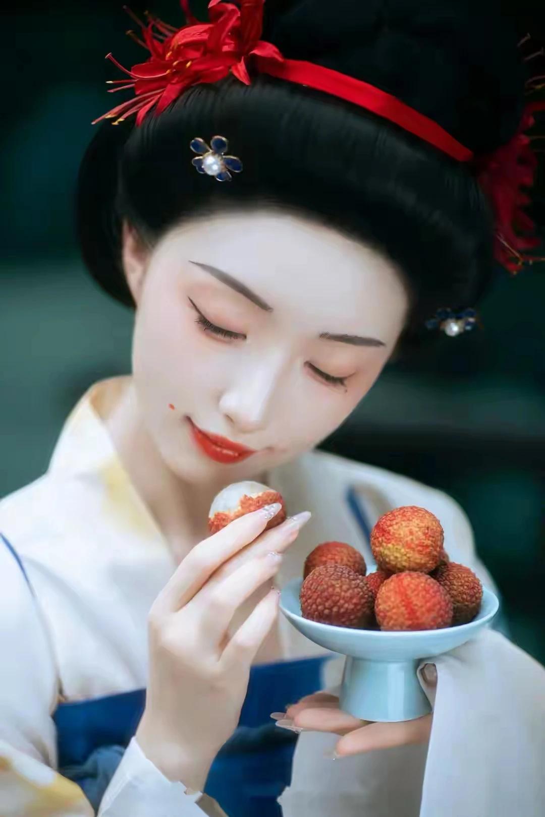 上联：一骑红尘妃子笑下联：双眸春水荔枝甜