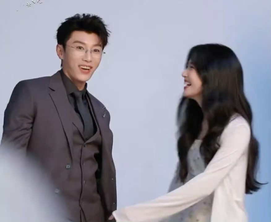 卢昱晓片场模仿代旭推眼镜，叔妹片场互动怎么如此萌