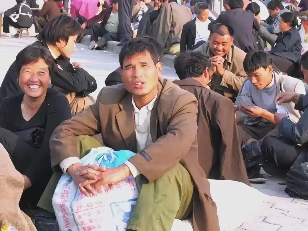 防止规模性返乡滞乡，初心是好的，但为什么会出现这种情况？故乡，可能真的会成为一