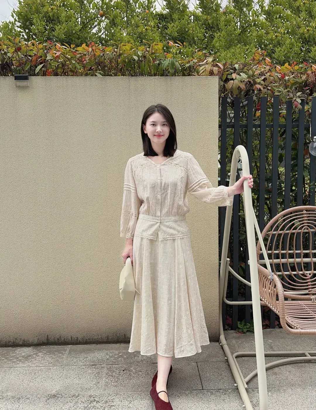 别总盯着远方的高山大海，把眼前的日子过踏实比什么都强。