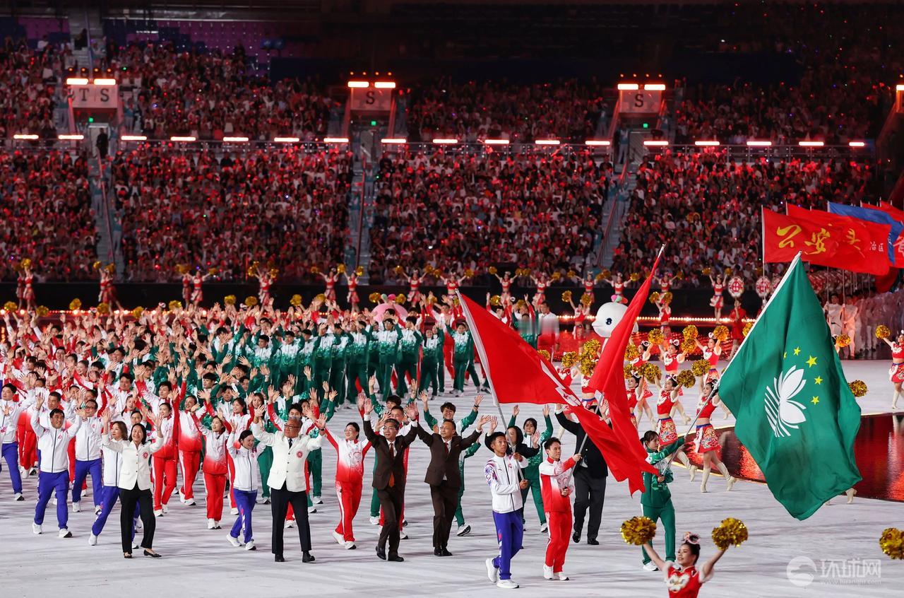 现在向我们走来的是：台湾省体育代表团！ 2025年11月9日晚，第十五届全国