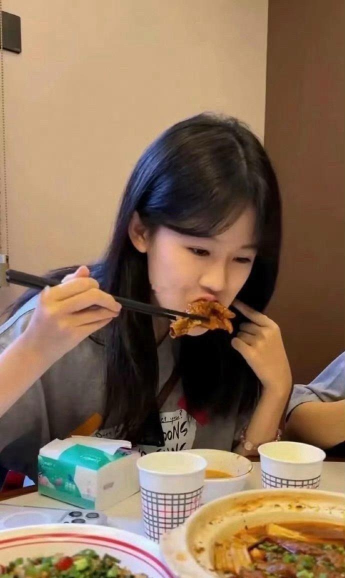 陆毅和鲍蕾也太会养了吧，贝儿真是越大越美。​​​