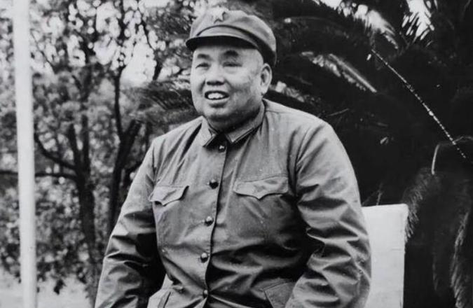 1955年,许世友得知自己授衔上将,开怀畅饮。酒酣时电话响起,大扫其兴,便不耐烦