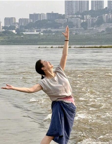 不愧是林青霞！江边跳舞发“滚滚长江水”，60+状态像少女林青霞在