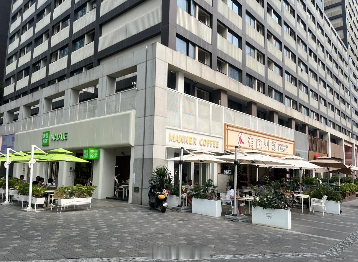 深圳商铺租金价格分享：1.龙华红山6979，243平的商铺，华润银行签了10年租
