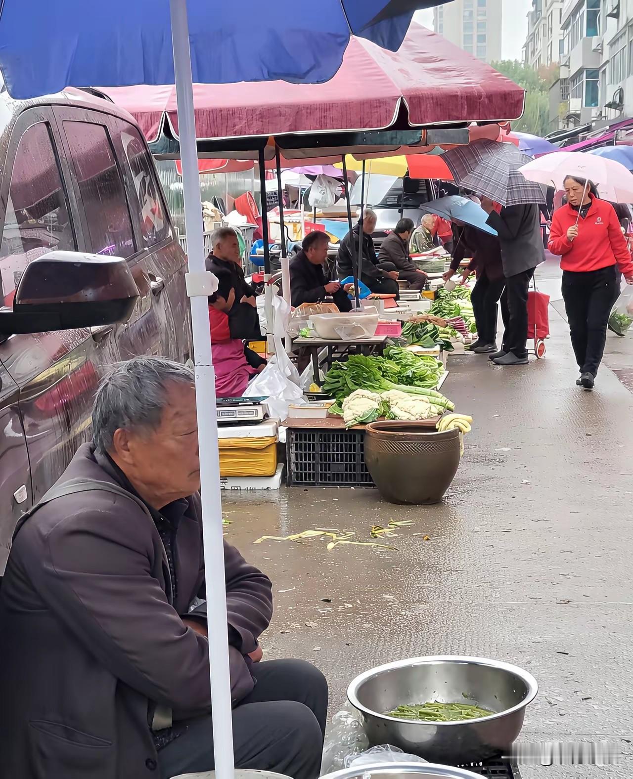 这对比简直太讽刺了！市场的这一边是80多岁的老人，他们佝偻着身体、花白的头发、
