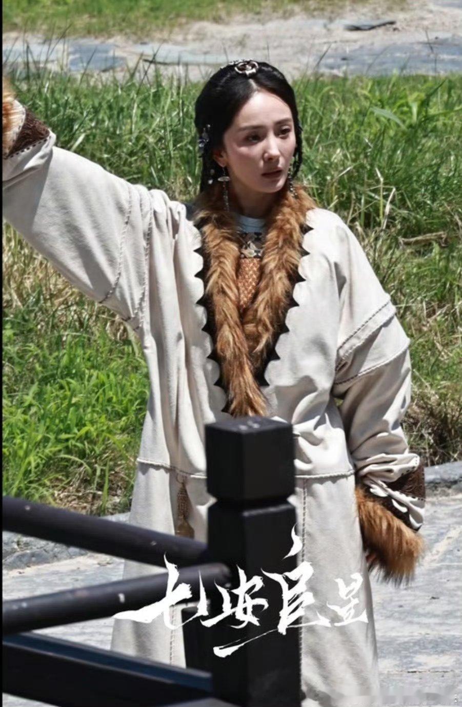 服装真的都好厚…….这发型好露脑门