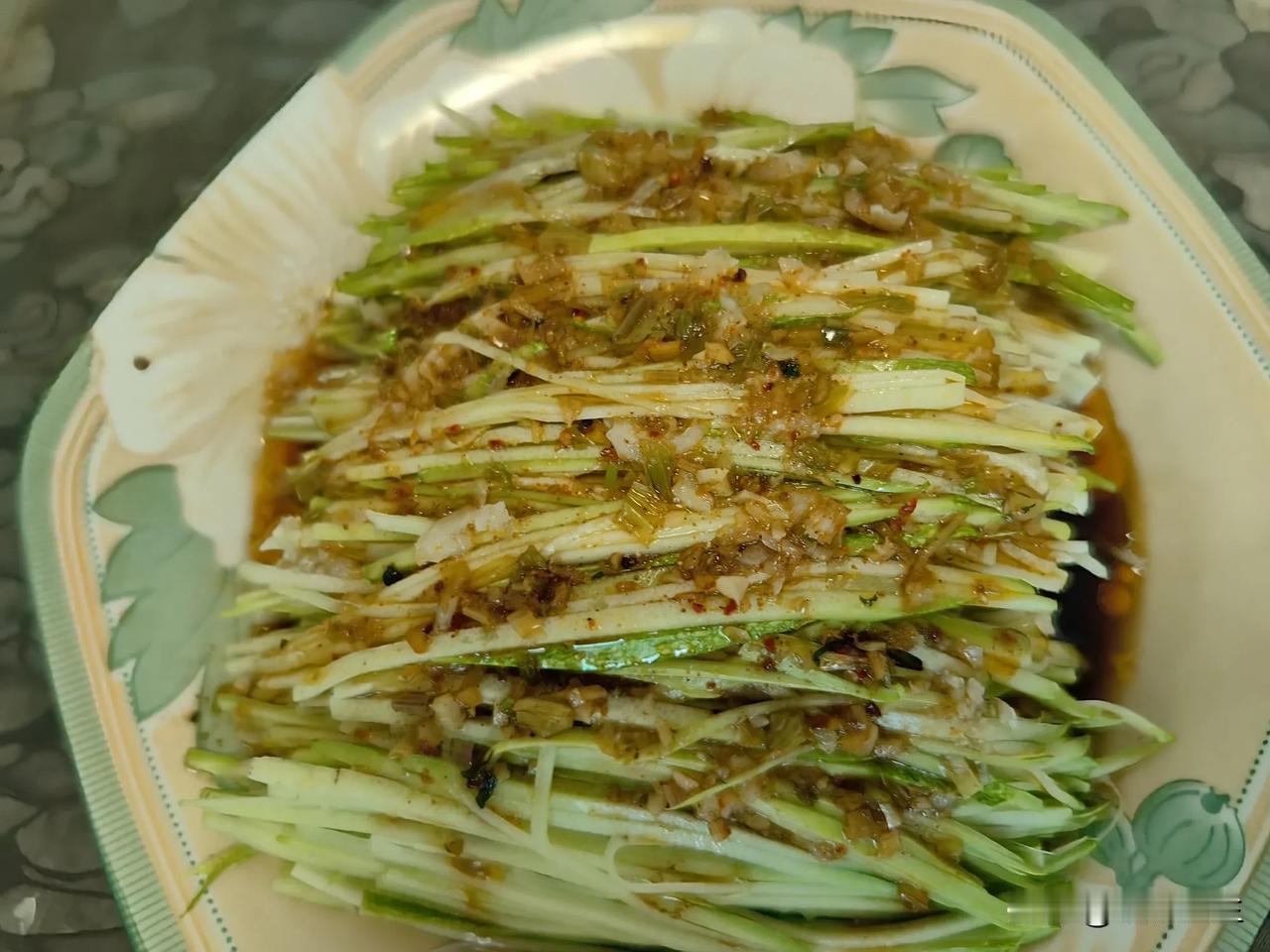 端午节辛辛苦苦在家做了一大桌子饭，真没想到大家议论纷纷，有说菜品一个味道，有说在
