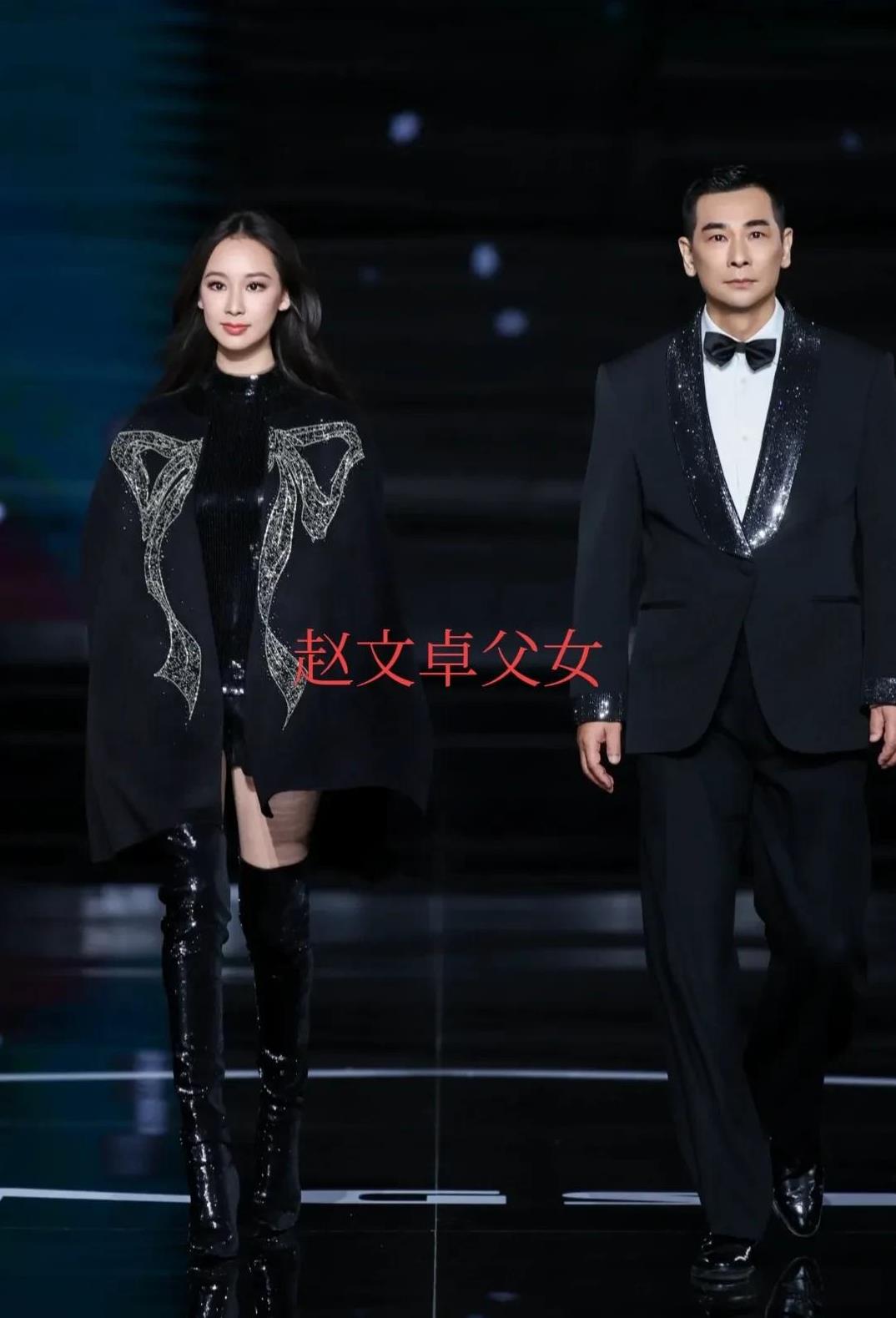 发现没？中了基因彩票的星二代大多有一对基因强大的父母！在北京明星时装秀上，赵文