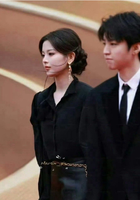 看到杨超越的袜子之后我悟了，看来以后破洞的袜子可以继续穿了，原来时尚的终点是节俭