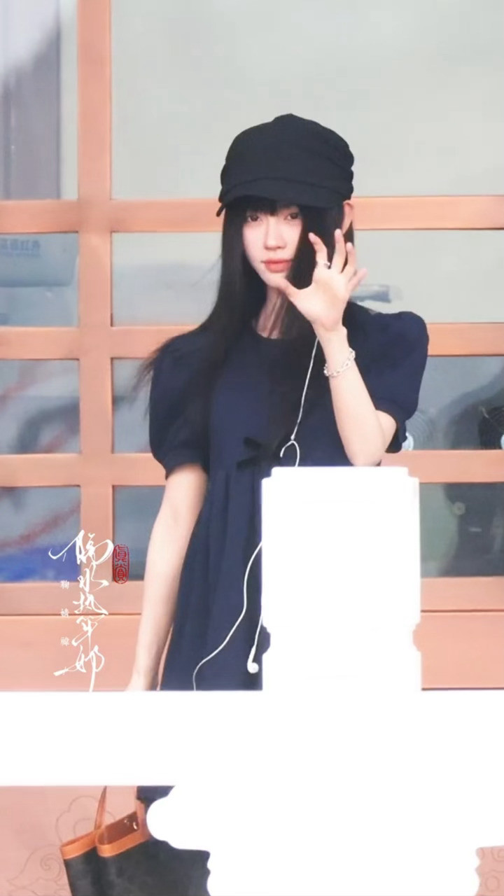 哈哈哈小鞠这个萌！！和粉丝打招呼的时候耳机掉了🙂↕️🙂↕️🎧：我自由啦！鞠