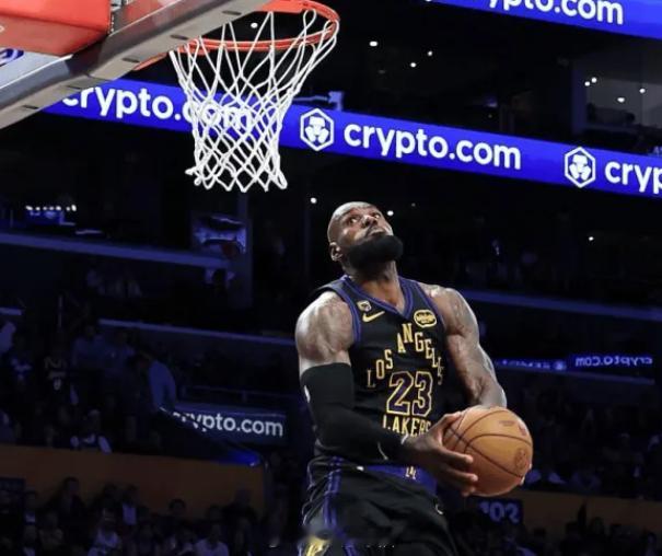 据统计，詹姆斯生涯季后赛数据排名：出场次数294场，联盟第一季后赛总得分8336