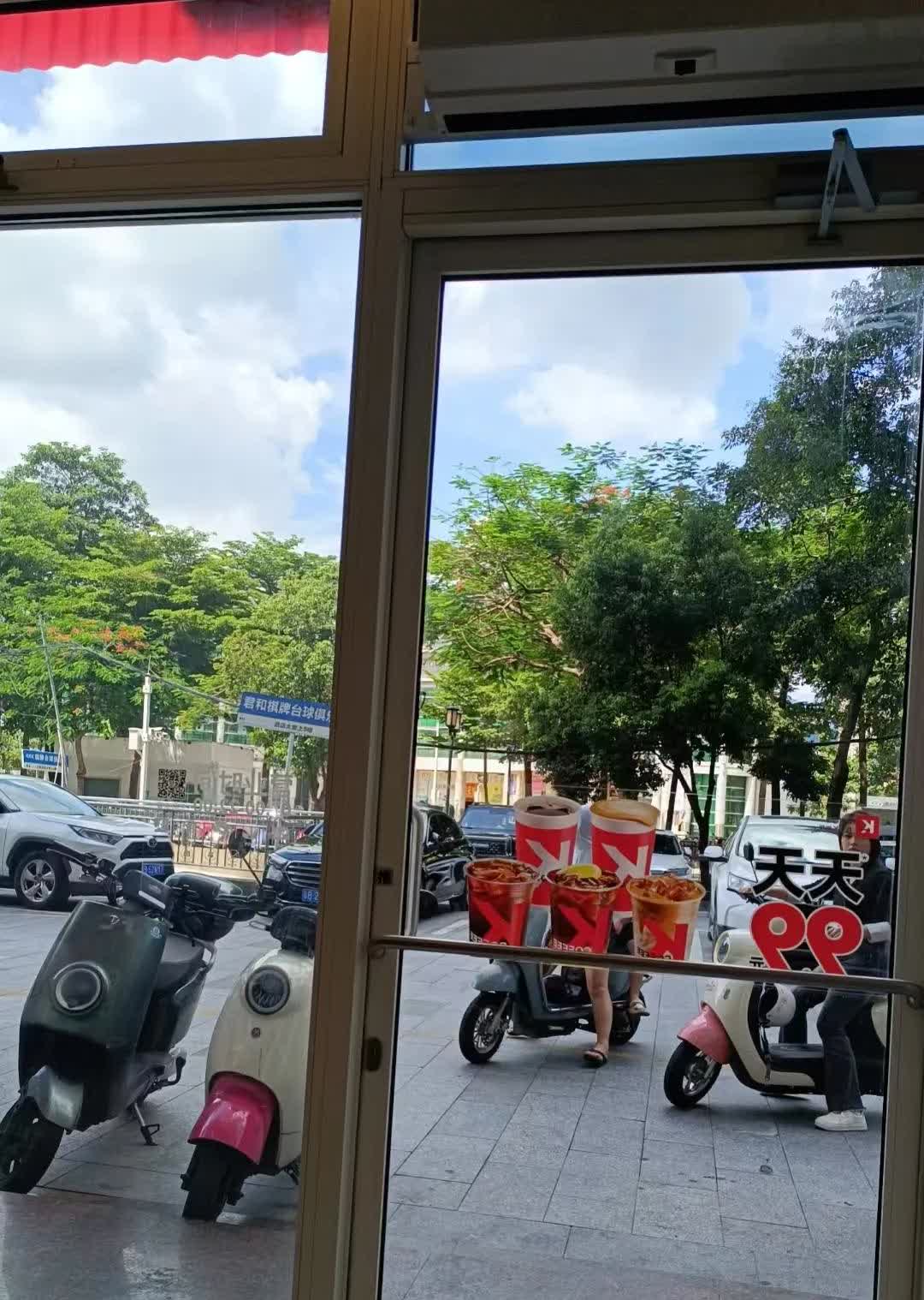 下午2:28，我在宝安石岩汽车站对面的肯德基外与一名女子见面。她是广东湛江人，9