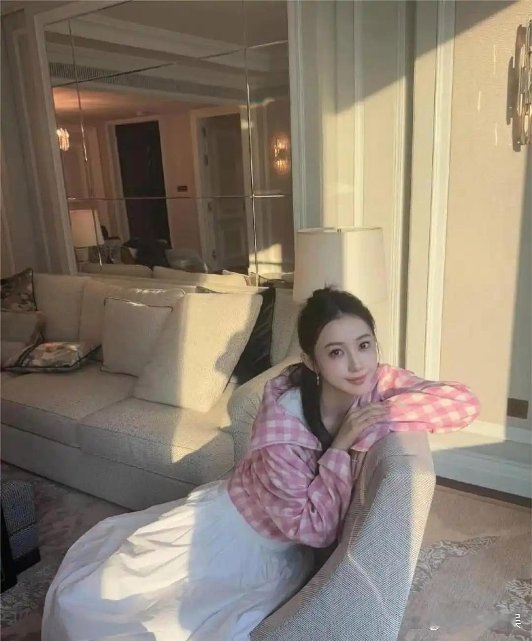 潘玮柏和宣云的家，通过宣云的自拍，可以看到，他们的家好大，装修得也很豪华！宣云每