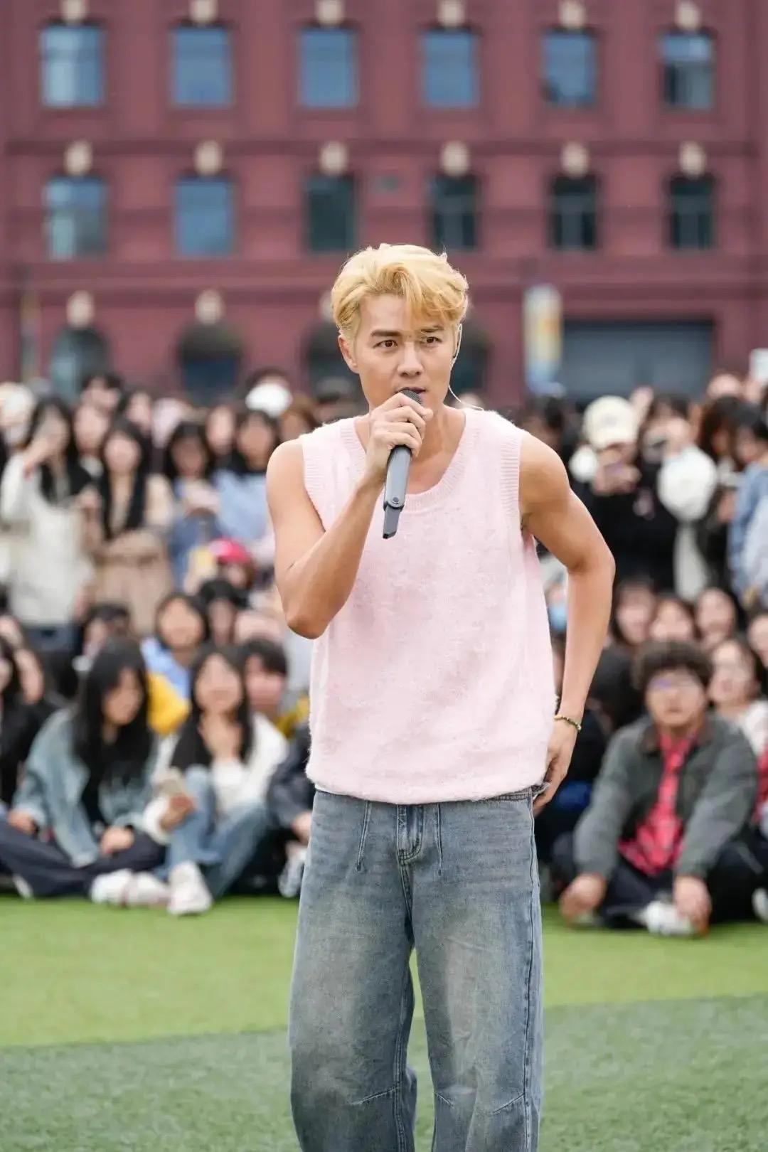 吴克群才是真明白人！想当初何超莲才二十出头，多主动啊，买VIP票去看他演